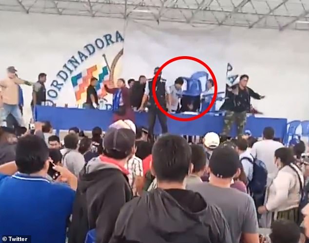 فيديو صادم.. الجمهور يضرب رئيس بوليفيا السابق بالكراسي 