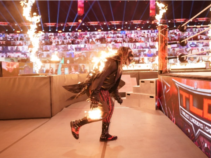 فيديو صادم.. لاعب WWE يشعل النار في منافسه على الحلبة