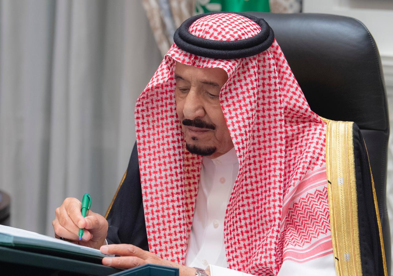 الملك سلمان يرحب بقادة دول مجلس التعاون الخليجي: أرجو الله أن تُكلل أعمال القمة بالنجاح