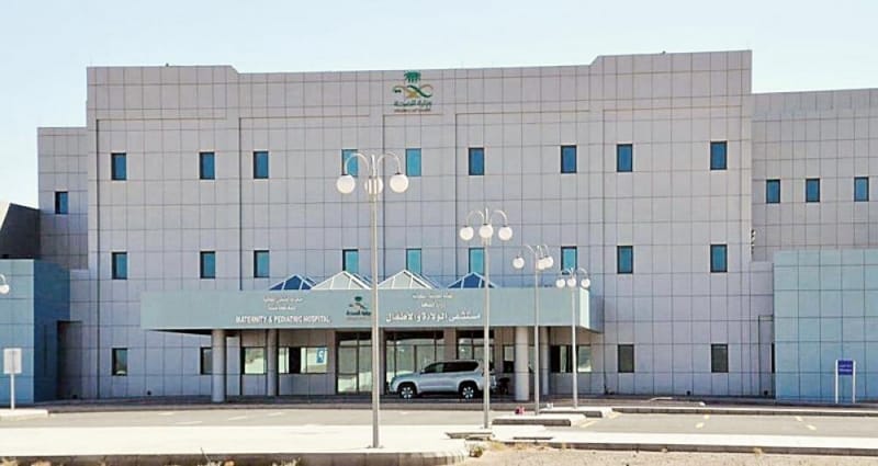 نجاح استخراج بطارية حارقة من مريء طفلة في بيشة