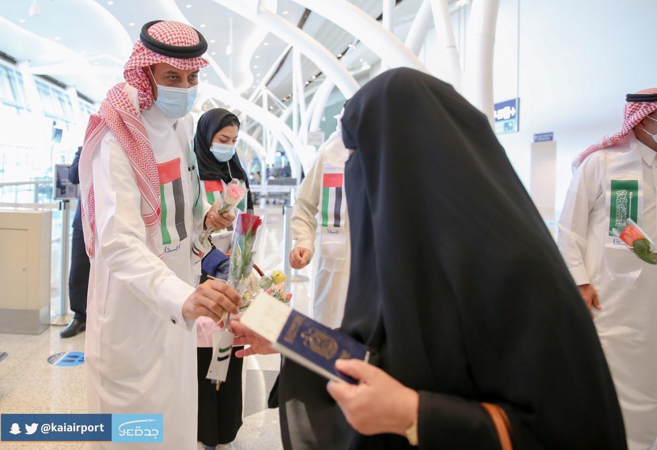 مطار الملك عبدالعزيز يحتفي باليوم الوطني الإماراتي بالهدايا والورود