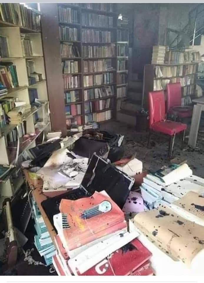 ميليشيا الحوثي تحرق أشهر المكتبات الدينية في حجة