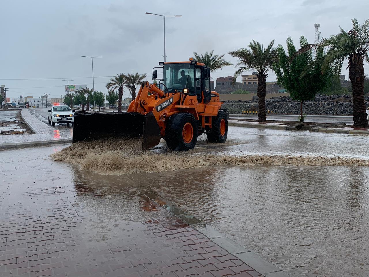 فرق الطوارئ في البرك تنزح أكثر من 245 طنًّا من مياه الأمطار