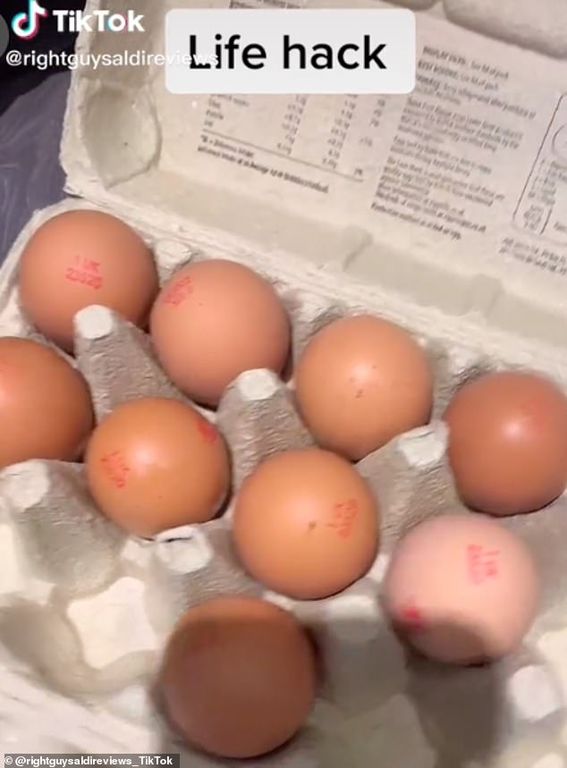 طباخ يفصل بياض البيض عن الصفار بطريقة مبتكرة