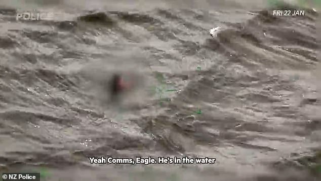 فيديو مذهل.. إنقاذ طفل مفتون بالمياه من المحيط