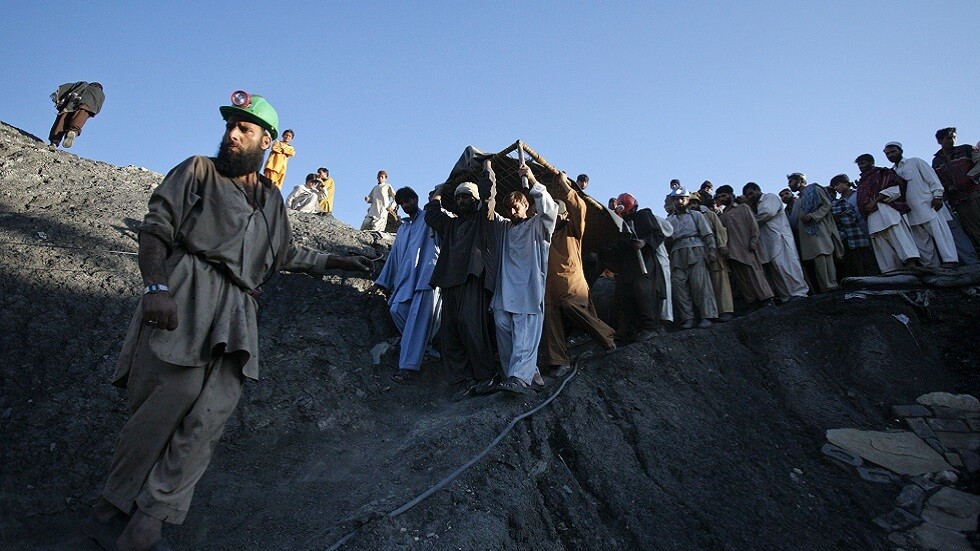 مسلحون يطلقون النار على عمال منجم للفحم في باكستان