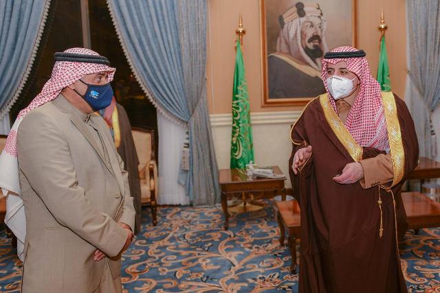 أمير تبوك يشيد بمبادرة القحطاني صاحب الموقف الإنساني مع الورثة