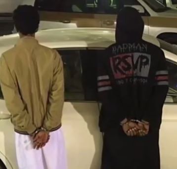 فيديو.. ضبط مواطنين امتهنا سرقة محتويات المركبات في الرياض