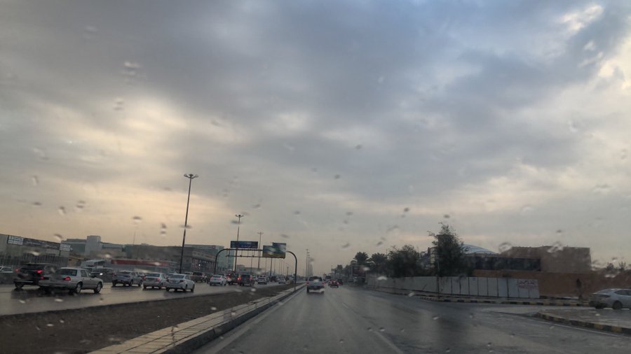 أمطار غزيرة على شمال الرياض وأمن الطرق ينبه قائدي المركبات