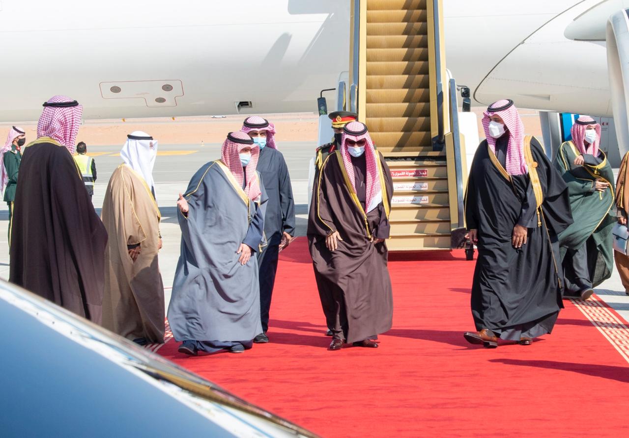 صور.. وصول أمير الكويت لحضور القمة الخليجية برئاسة الملك سلمان