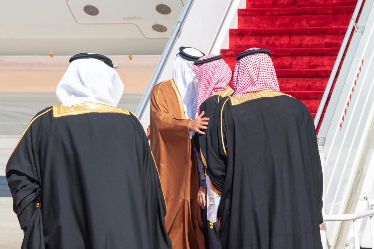 بالفيديو والصور.. وصول أمير قطر لحضور القمة الخليجية برئاسة الملك سلمان