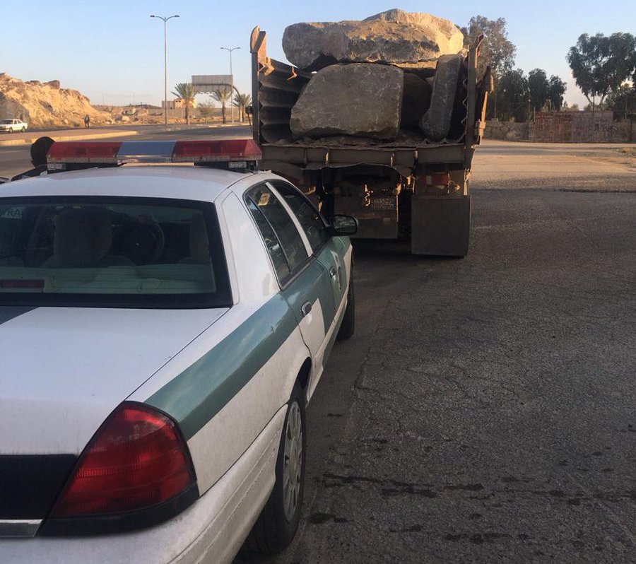 ضبط سائق شاحنة تحمل صخورًا بدون اتباع إجراءات السلامة