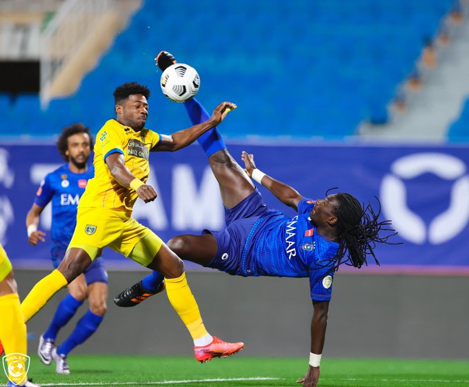 غوميز لاعب الهلال في لقاء التعاون