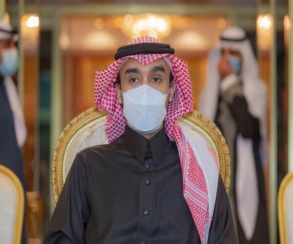 شاهد .. وزير الرياضة يُتابع لقاء كأس السوبر السعودي