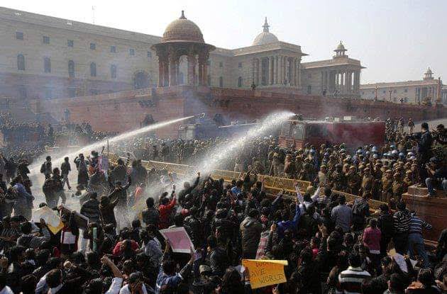 فيديو .. فوضى وتظاهرات عارمة في الهند ضد الحكومة