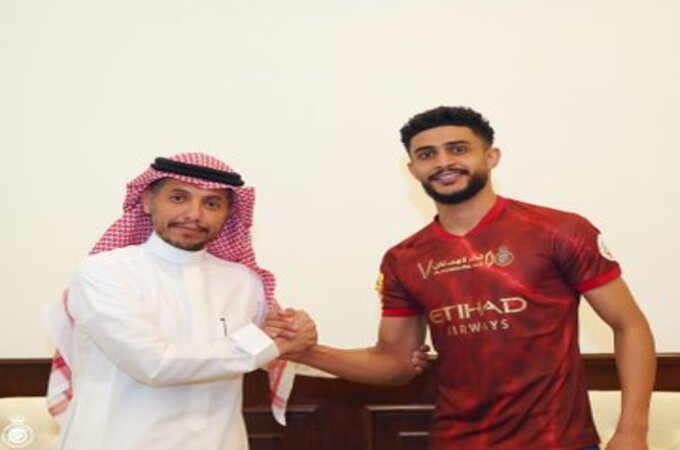 عبدالإله العمري يُجدد عقده مع النصر لـ 3 سنوات