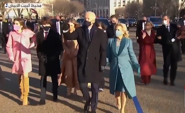 فيديو.. جو بايدن يدخل البيت الأبيض مشيًا على الأقدام