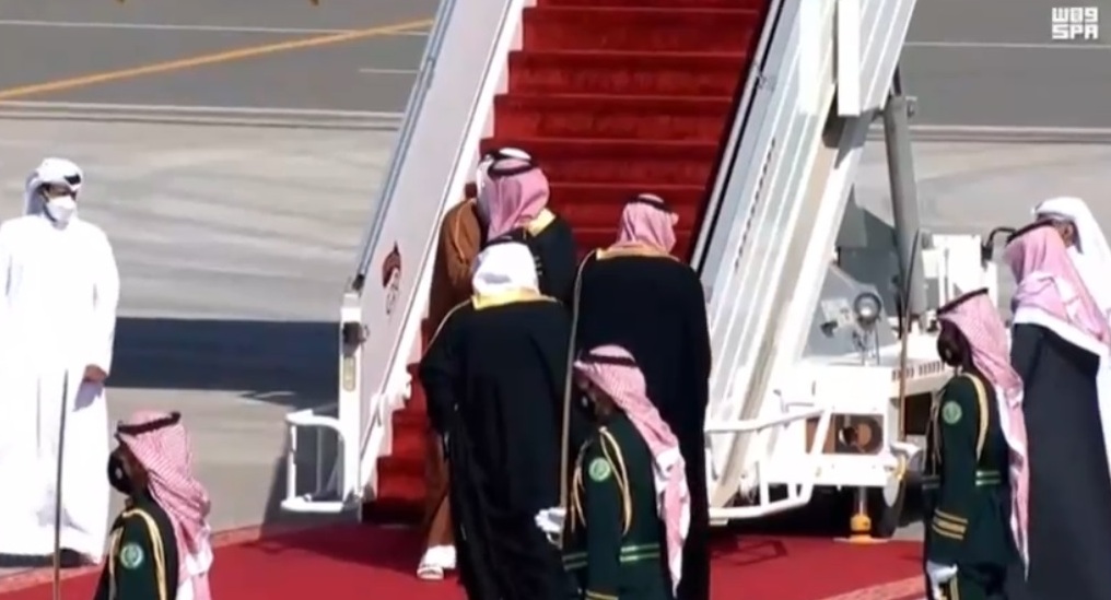 ولي العهد الأمير محمد بن سلمان يستقبل أمير قطر لحضور القمة الخليجية برئاسة الملك سلمان