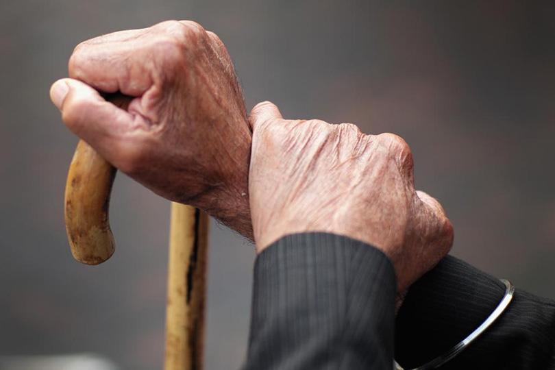 إعفاء المسنين من دفع رسوم الخدمات بموجب نظام حقوق كبير السن