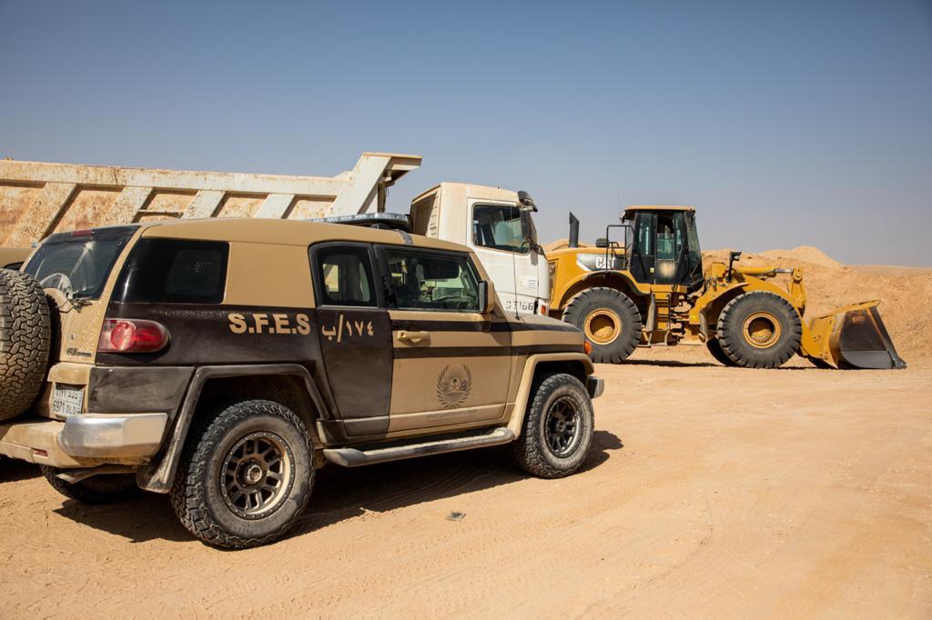 ضبط 6 آليات مخالفة نهلت الرمال وجرفت التربة في الرياض