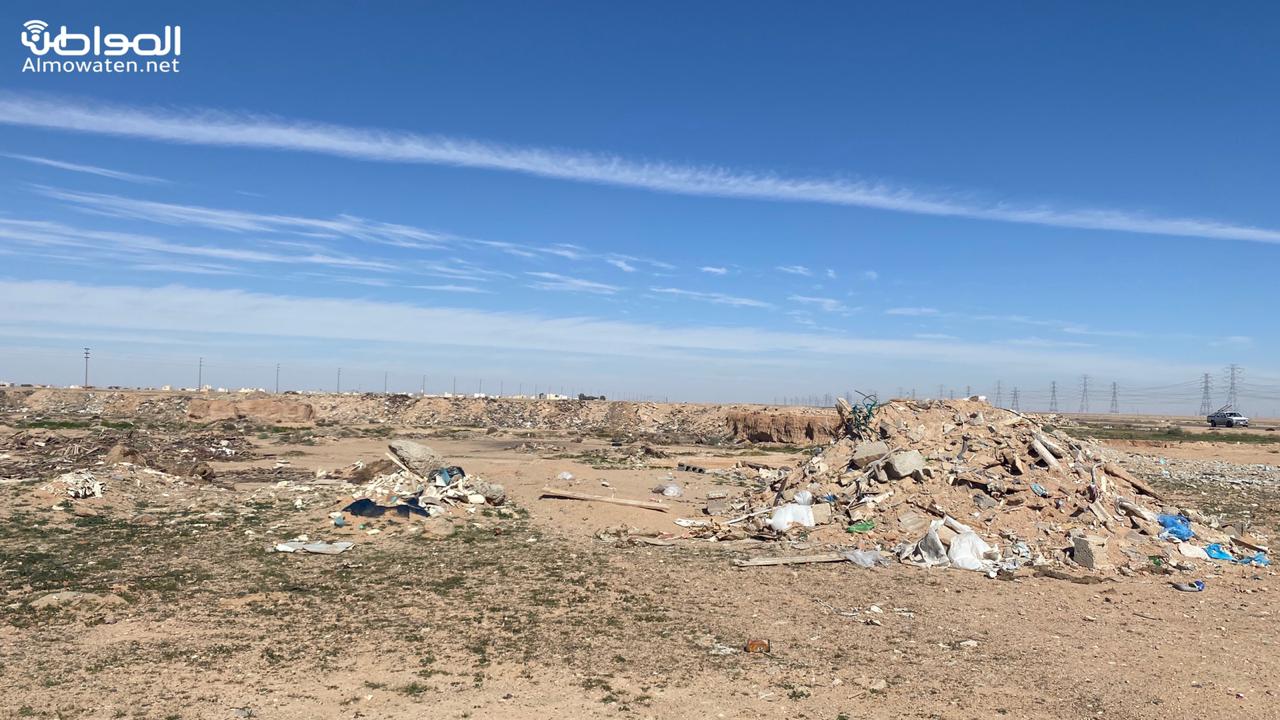 النفايات تزاحم طريق جامعة حفر الباطن 