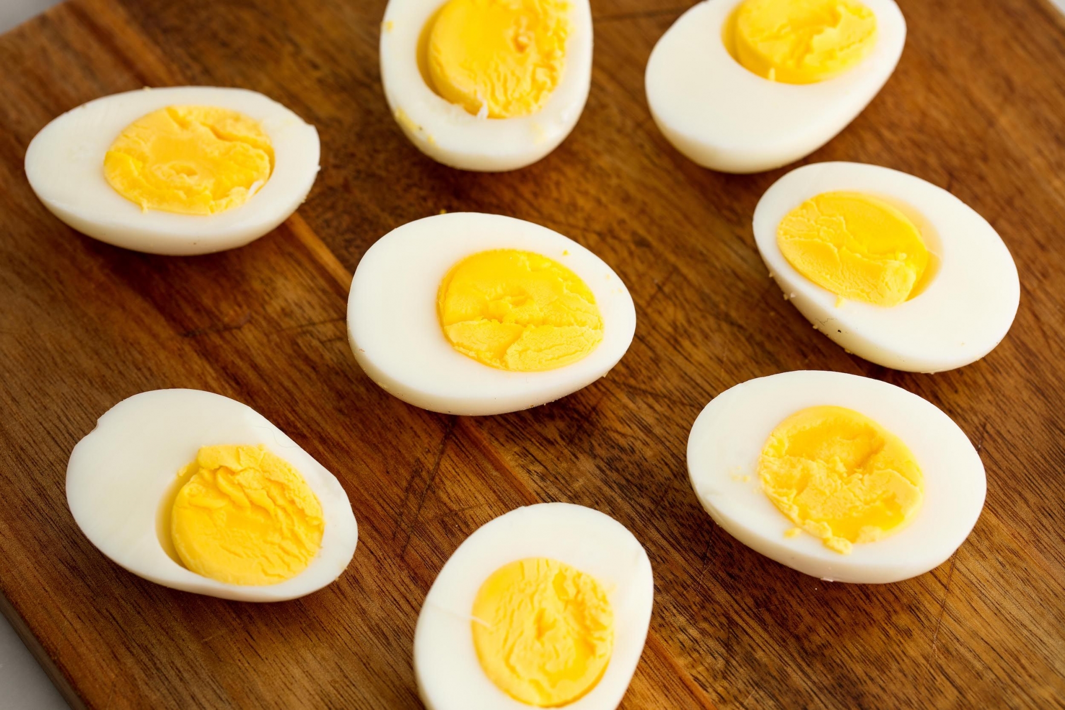 الغذاء والدواء تكشف حقيقة ظهور مادة ضارة عند سلق البيض