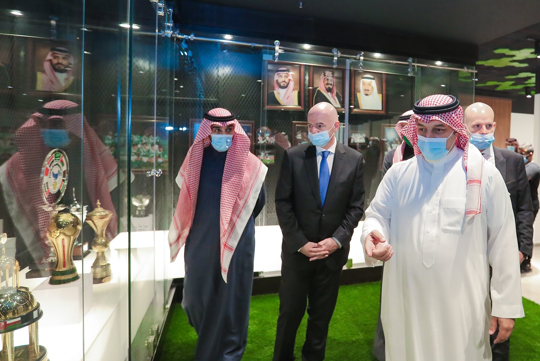 جولة لرئيس فيفا في متحف إنجازات الكرة السعودية