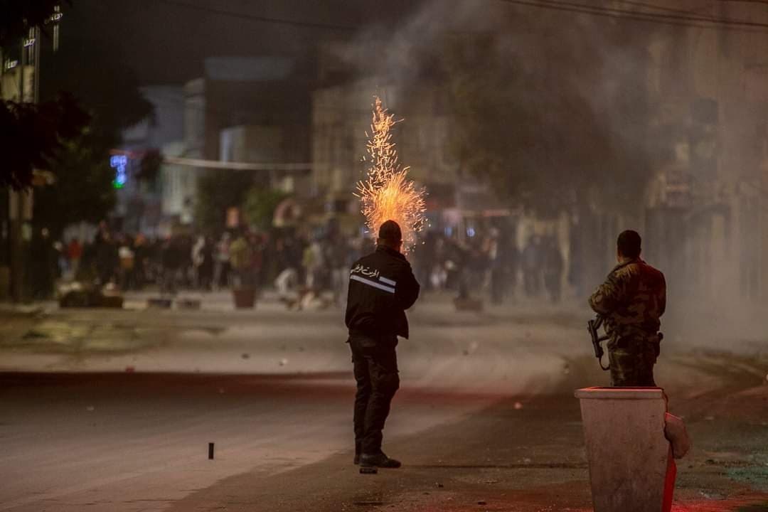 بالصور.. احتجاجات عنيفة في تونس وصدامات مع الشرطة