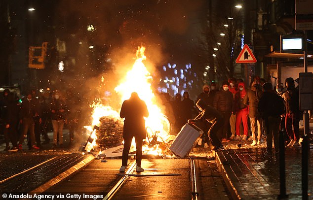 احتجاجات عنيفة في بروكسل والمواطنون يهاجمون سيارة ملك بلجيكا   