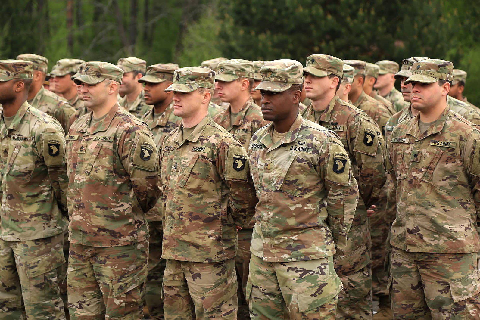 الجيش الأمريكي يمنح جنوده فرصة لوضع المكياج وارتداء الزينة