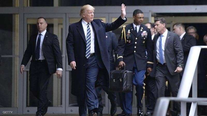 ترامب يغادر البيت الأبيض برفقة الحقيبة النووية