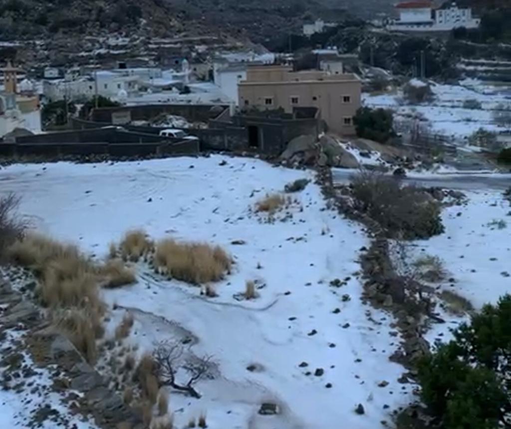فيديو وصور.. الأمطار تغلق الواجهة البحرية بالحريضة ومدني عسير يحذر