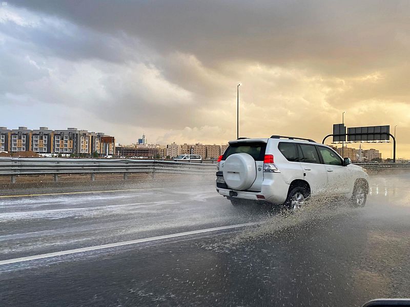 الحصيني يتوقع حالة ممطرة تبدأ مساء اليوم