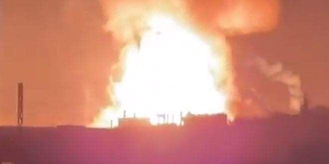 فيديو.. انفجار ضخم في خزانات الوقود على الحدود اللبنانية السورية