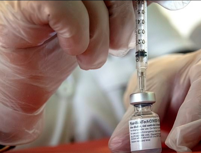 الصحة: يُسمح بالتطعيم بـ لقاح فايزر بدءًا من سن 16 عامًا