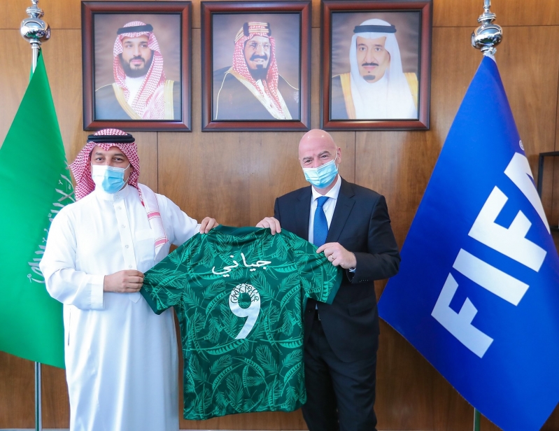 رئيس فيفا مع المسحل