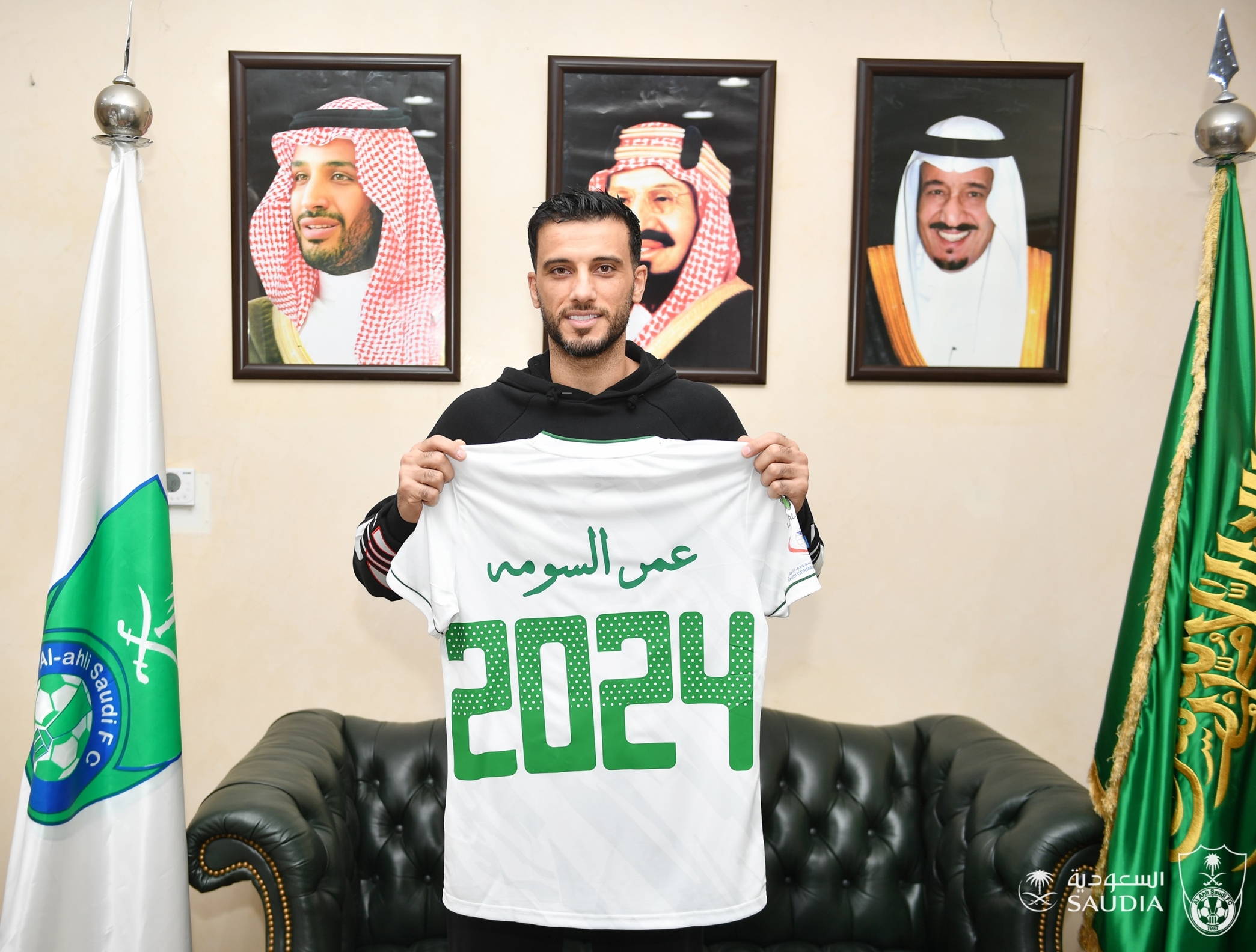 الأهلي يُبقي عمر السومة حتى 2024