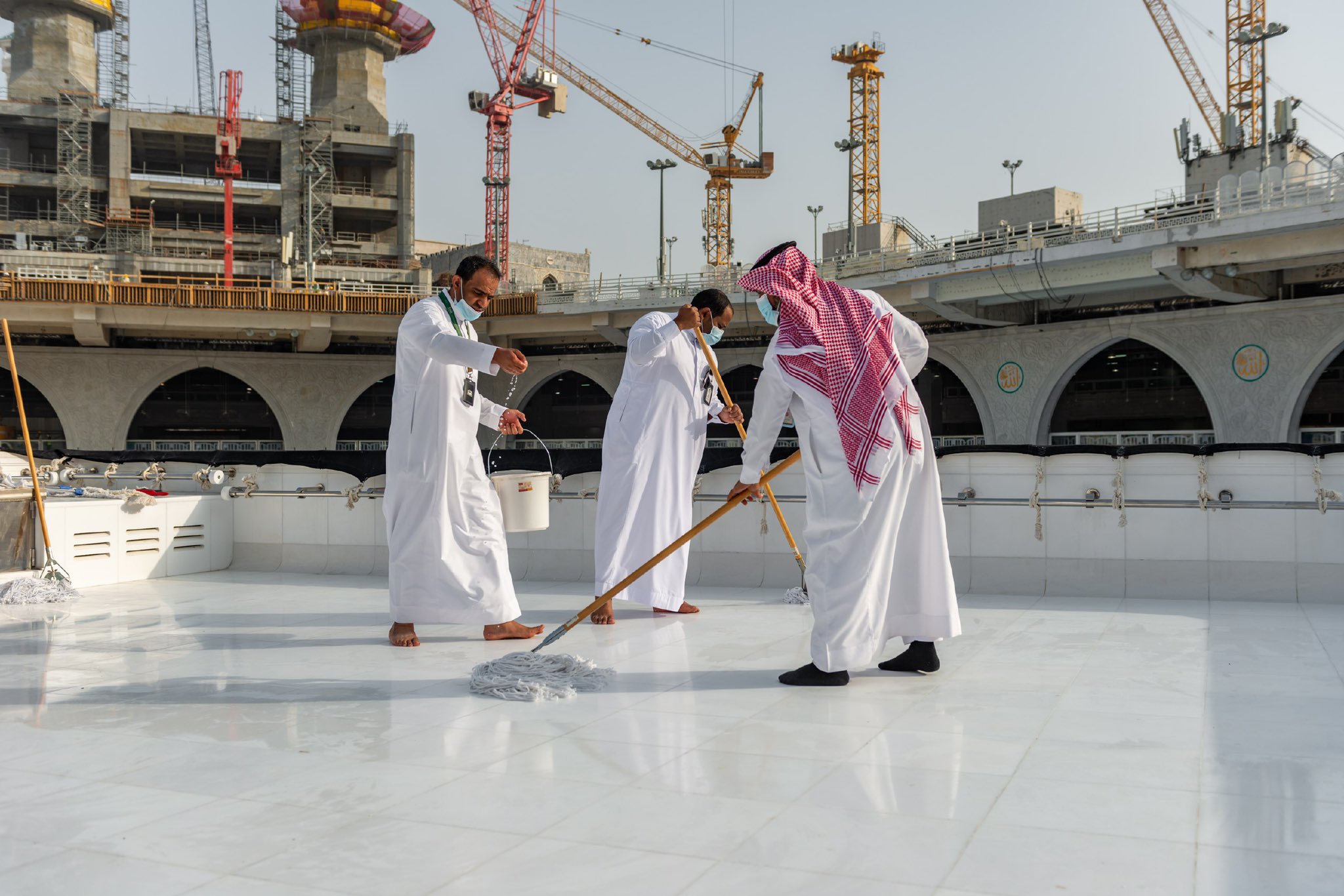 فريق سعودي مختص ينظف سطح الكعبة المشرفة خلال 40 دقيقة