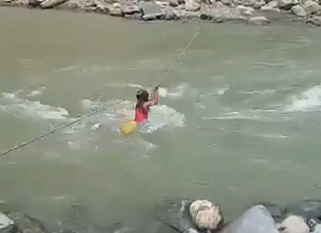 فيديو.. طفلة تخاطر بحياتها لعبور نهر هائج