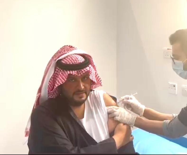 فيديو وصور.. الأمير تركي بن محمد يتلقى لقاح كورونا
