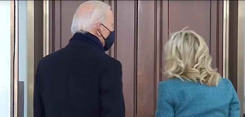 فيديو.. جو بايدن وزوجته يتعرضان لموقف محرج خارج البيت الأبيض  (3)