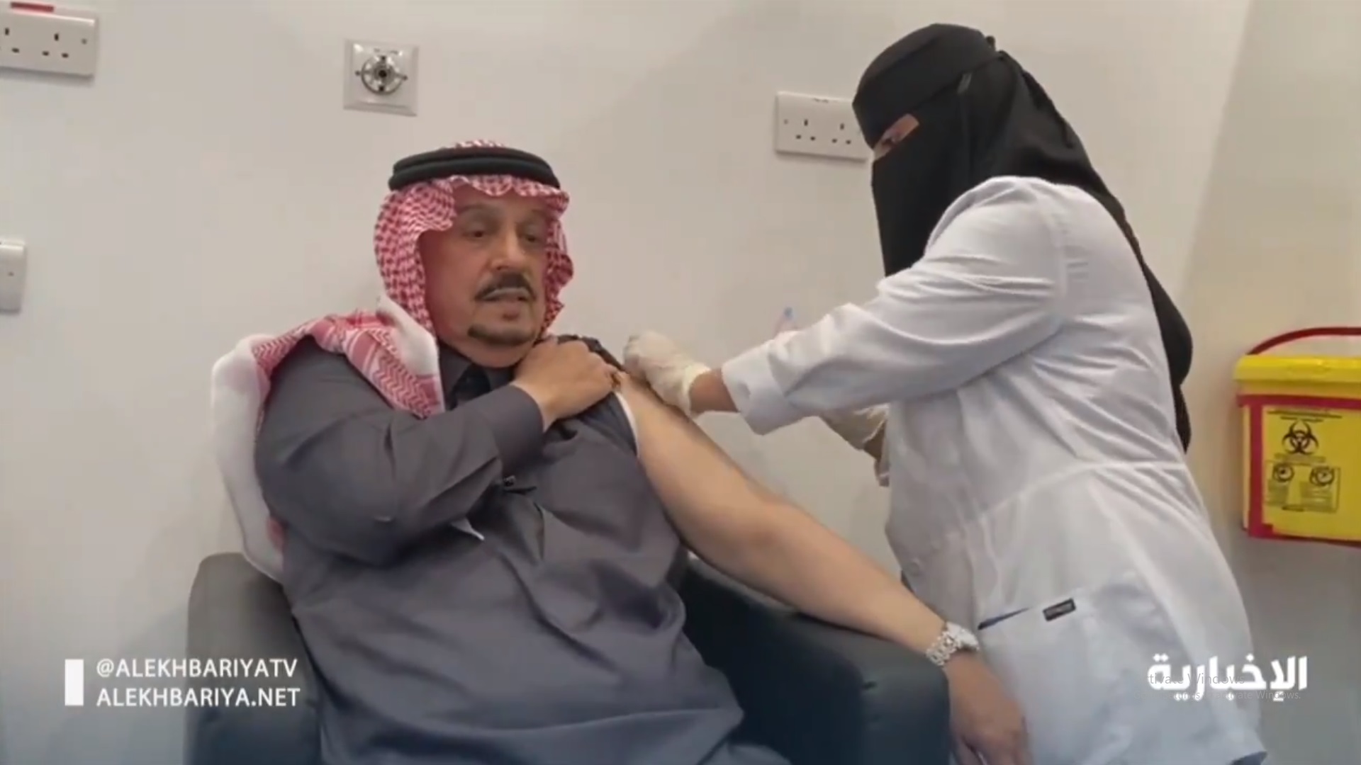 فيديو.. فيصل بن بندر يتلقى الجرعة الأولى من لقاح كورونا