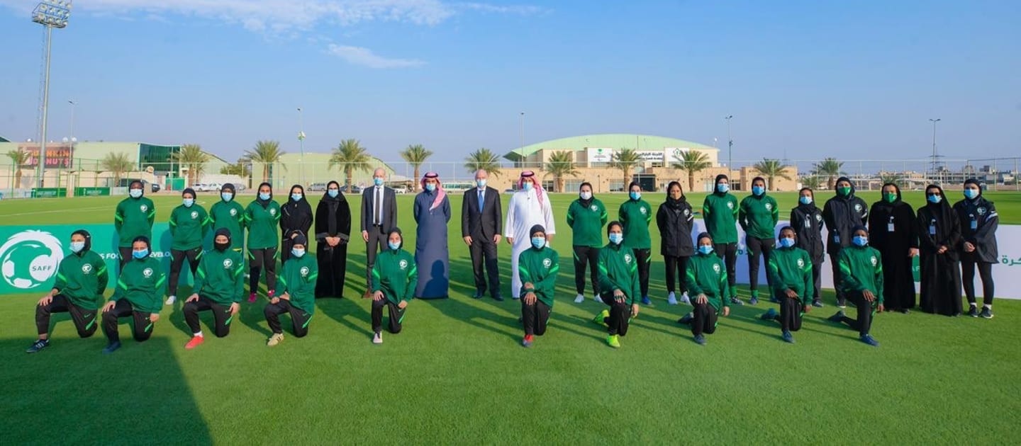 فيفا يُشيد بتطوير كرة القدم النسائية في السعودية