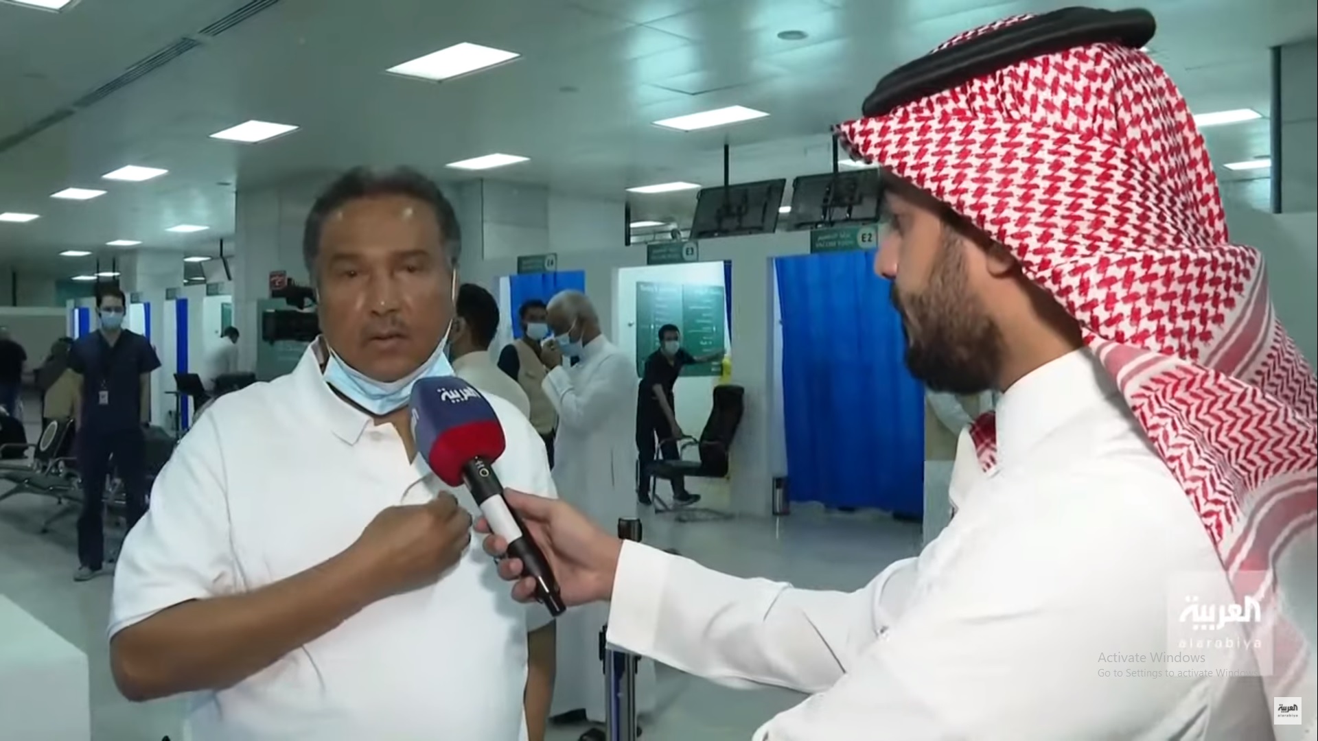 فيديو.. محمد عبده يتلقى لقاح كورونا ويوجه رسالة للمواطنين