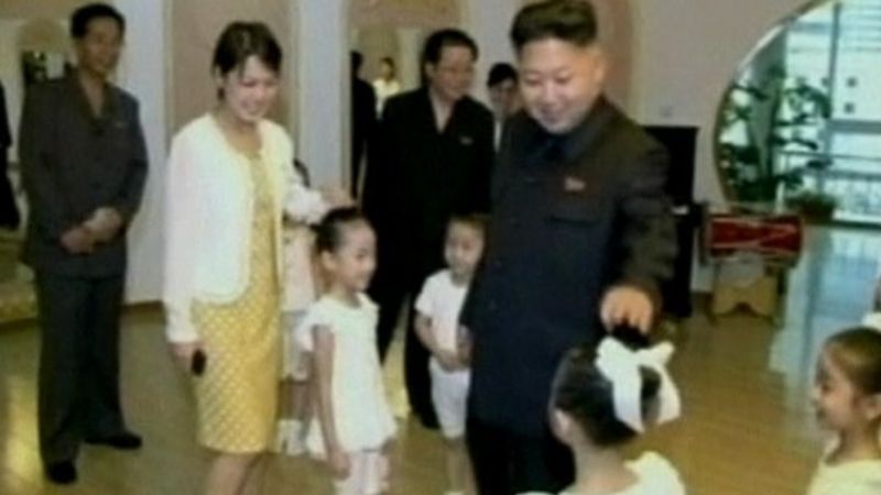 ظهور زوجة زعيم كوريا الشمالية الأول منذ عام