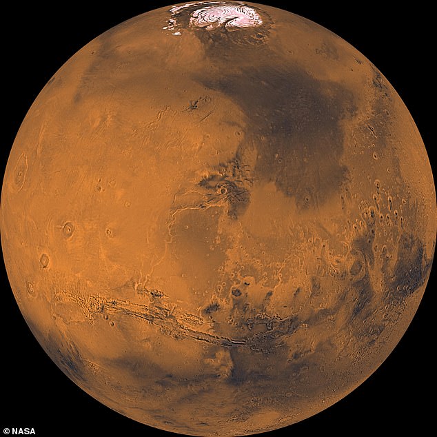 المريخ يختفي خلف القمر غدًا ويقترنان ليلًا في سماء السعودية