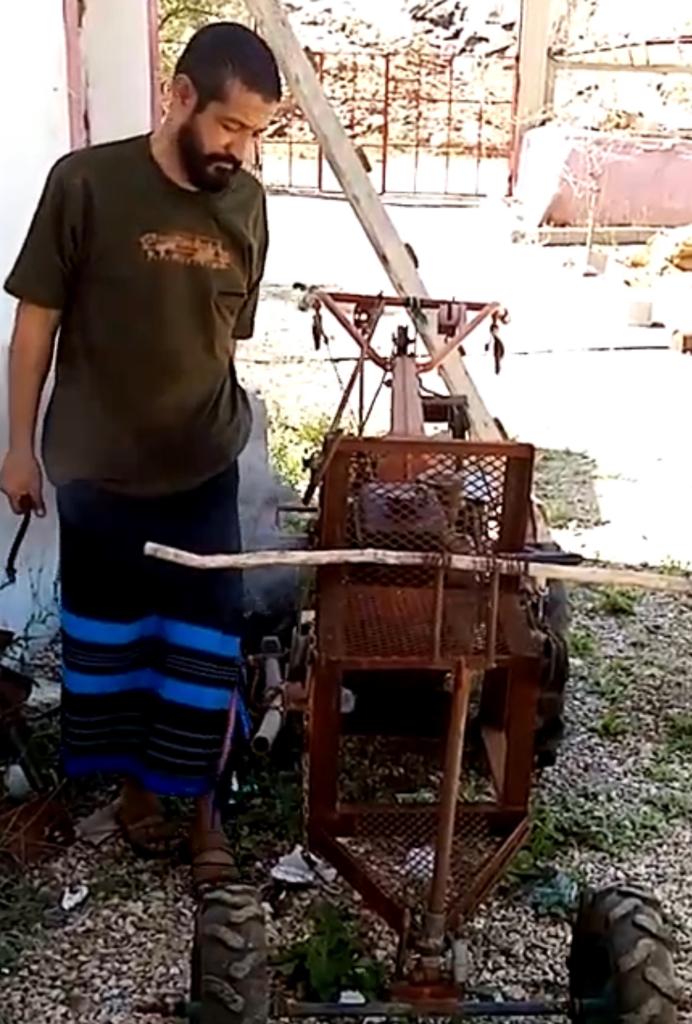 فيديو.. مواطن يصنع آلة حرث زراعية بقرية مربة بأبها
