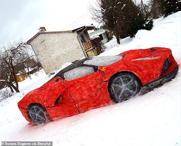 صور وفيديو .. زوجان ينحتان نسخة من سيارة فيرارى باستخدام الثلج