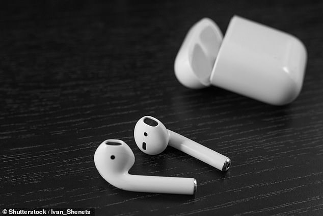 رجل يبتلع سماعته الـ AirPods أثناء نومه بالخطأ