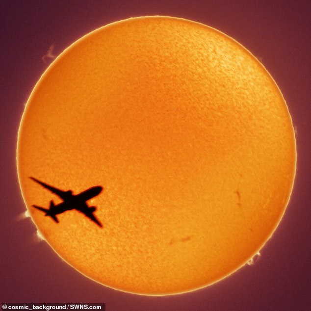 فيديو .. لقطة مذهلة لطائرة ضخمة وهي تخترق الشمس